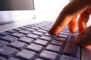 玩具とキーボードが動かないパソコン キーボードが反応しない、打てない時の対処法 (デスクトップ編