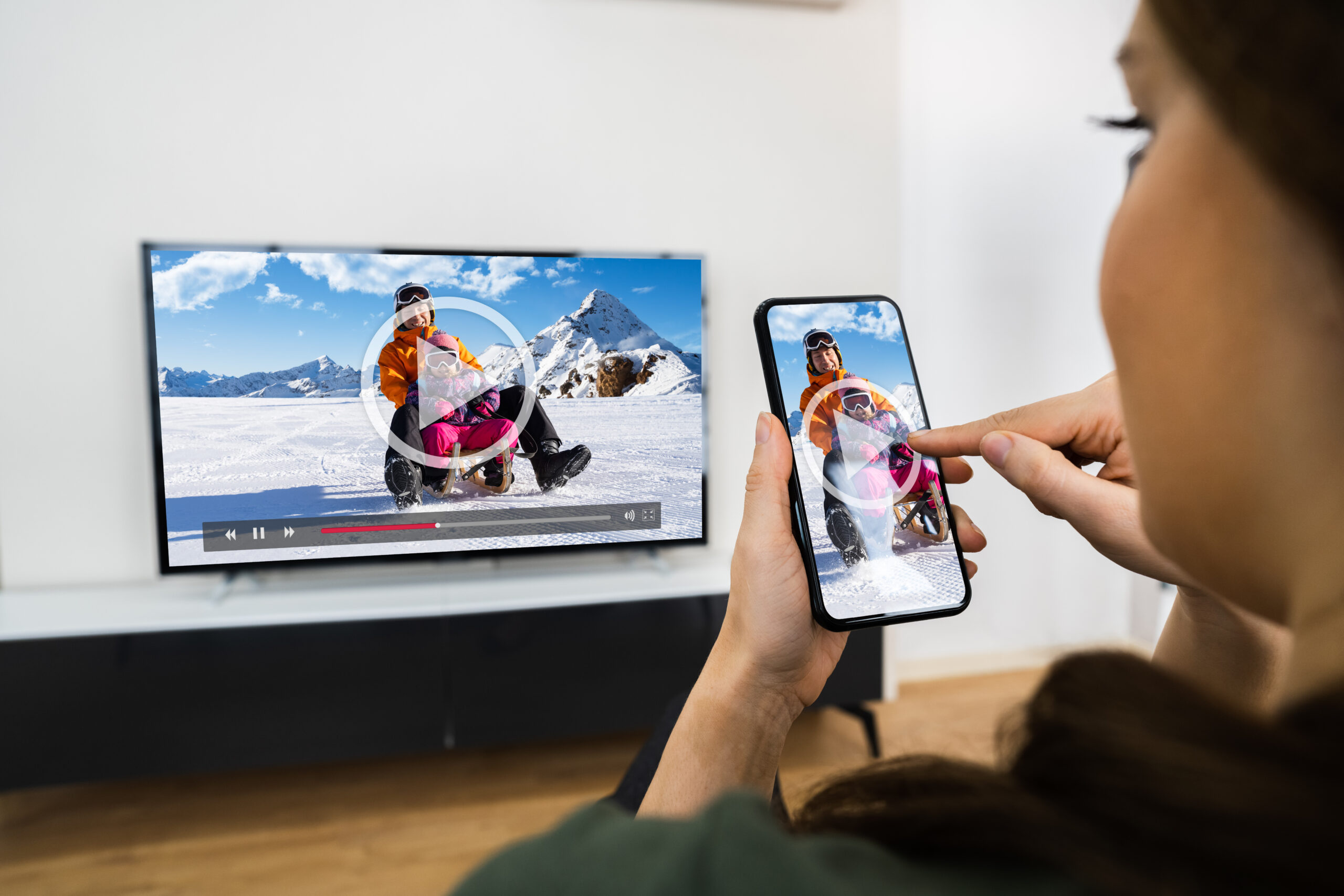スマホの画面をテレビに映す方法とは？簡単な接続手順と設定のコツ 