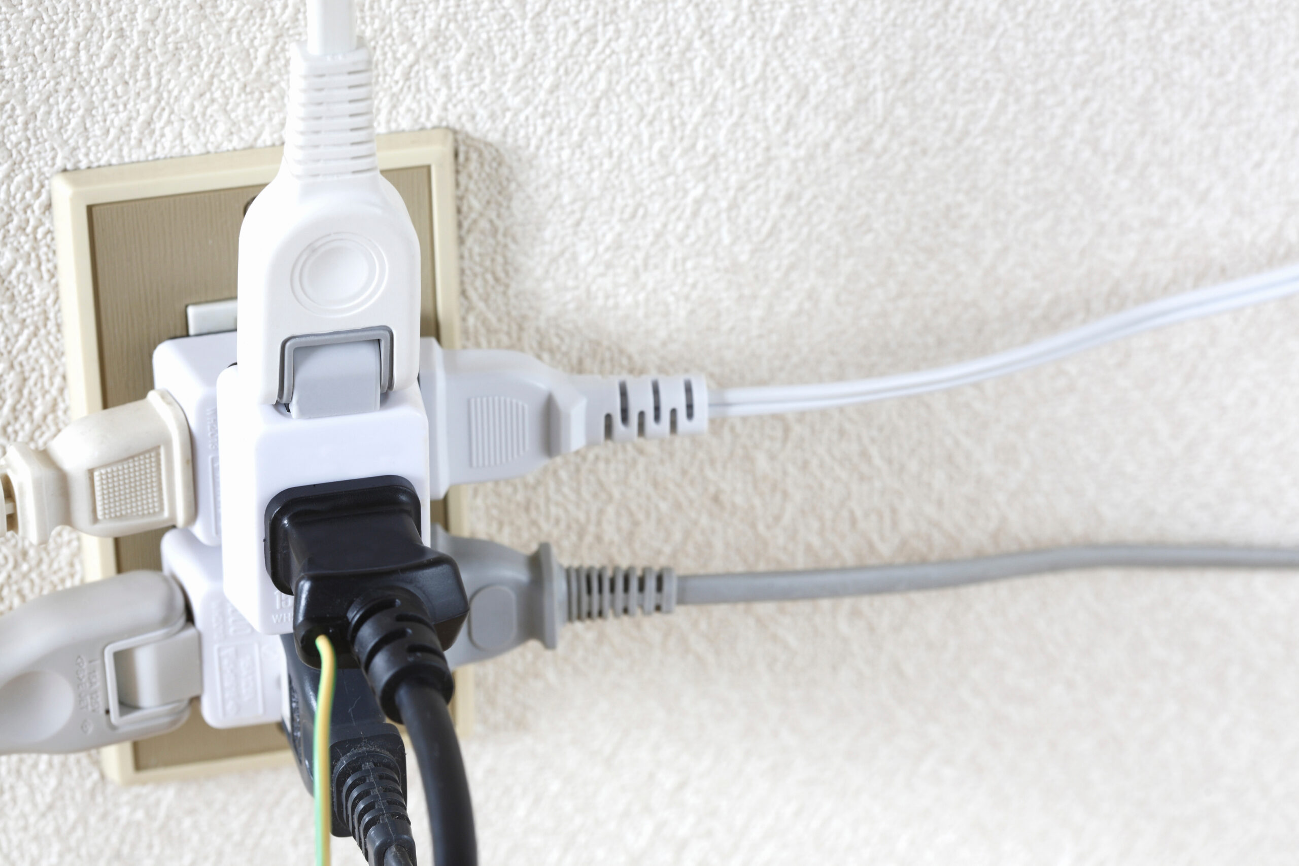 タコ足配線や電源タップは危険？安全に使うための注意点と対策