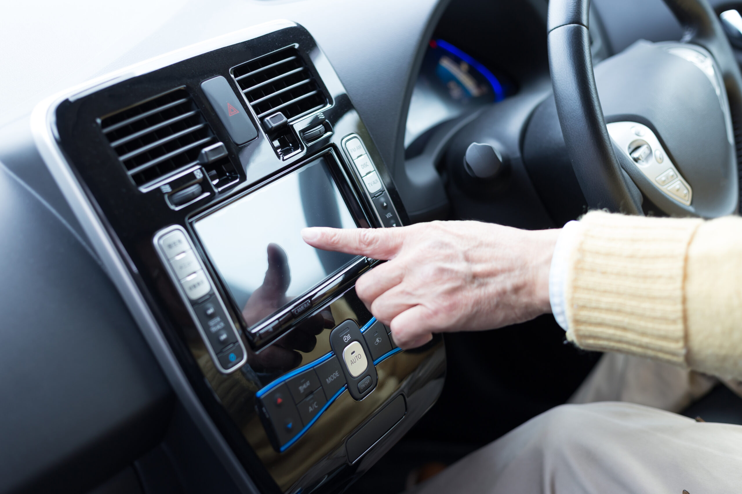 カーナビでYouTubeを見るには？接続方法と注意点をわかりやすく解説