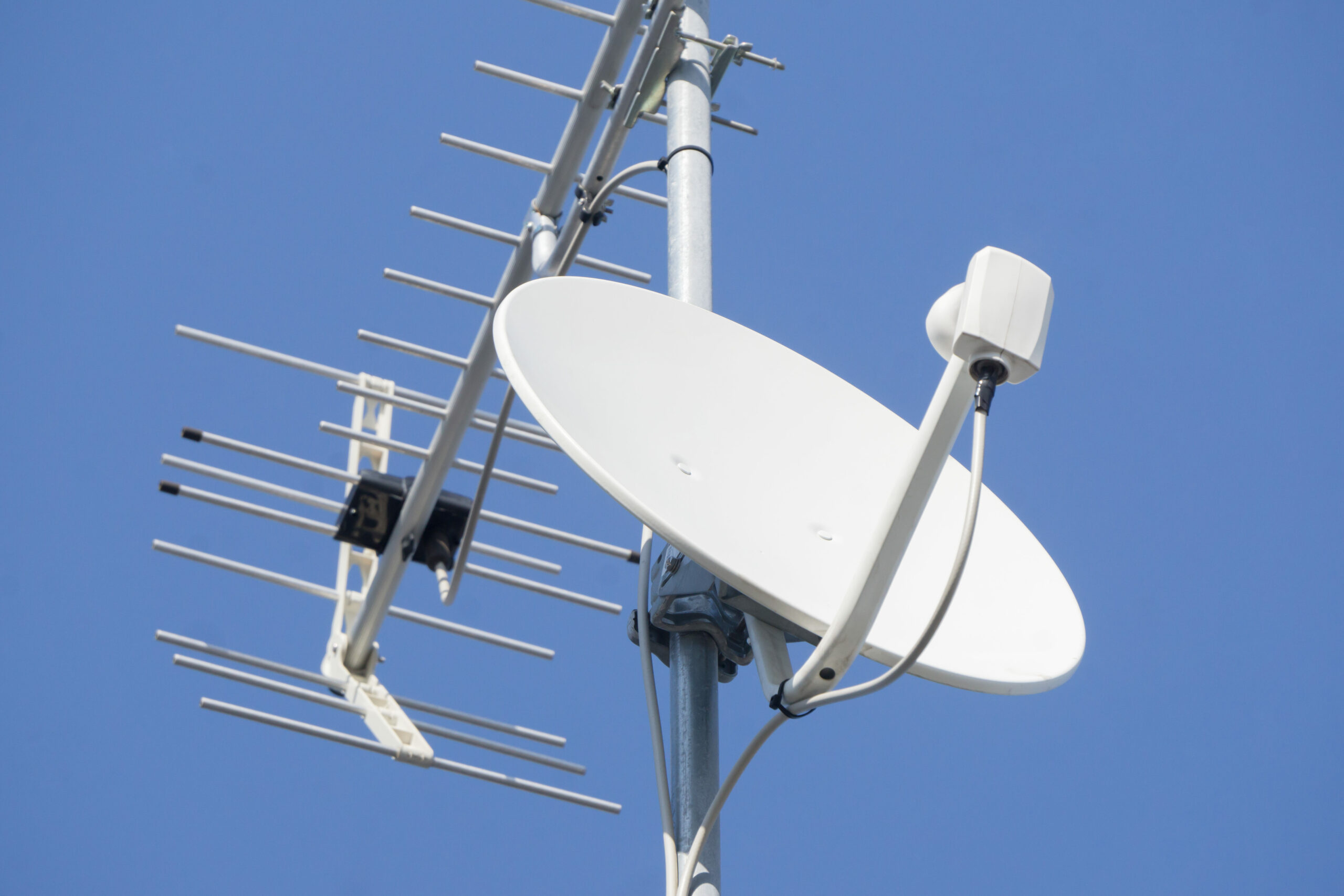 BSアンテナの方向はどこ？正しい向きと調整のコツを解説