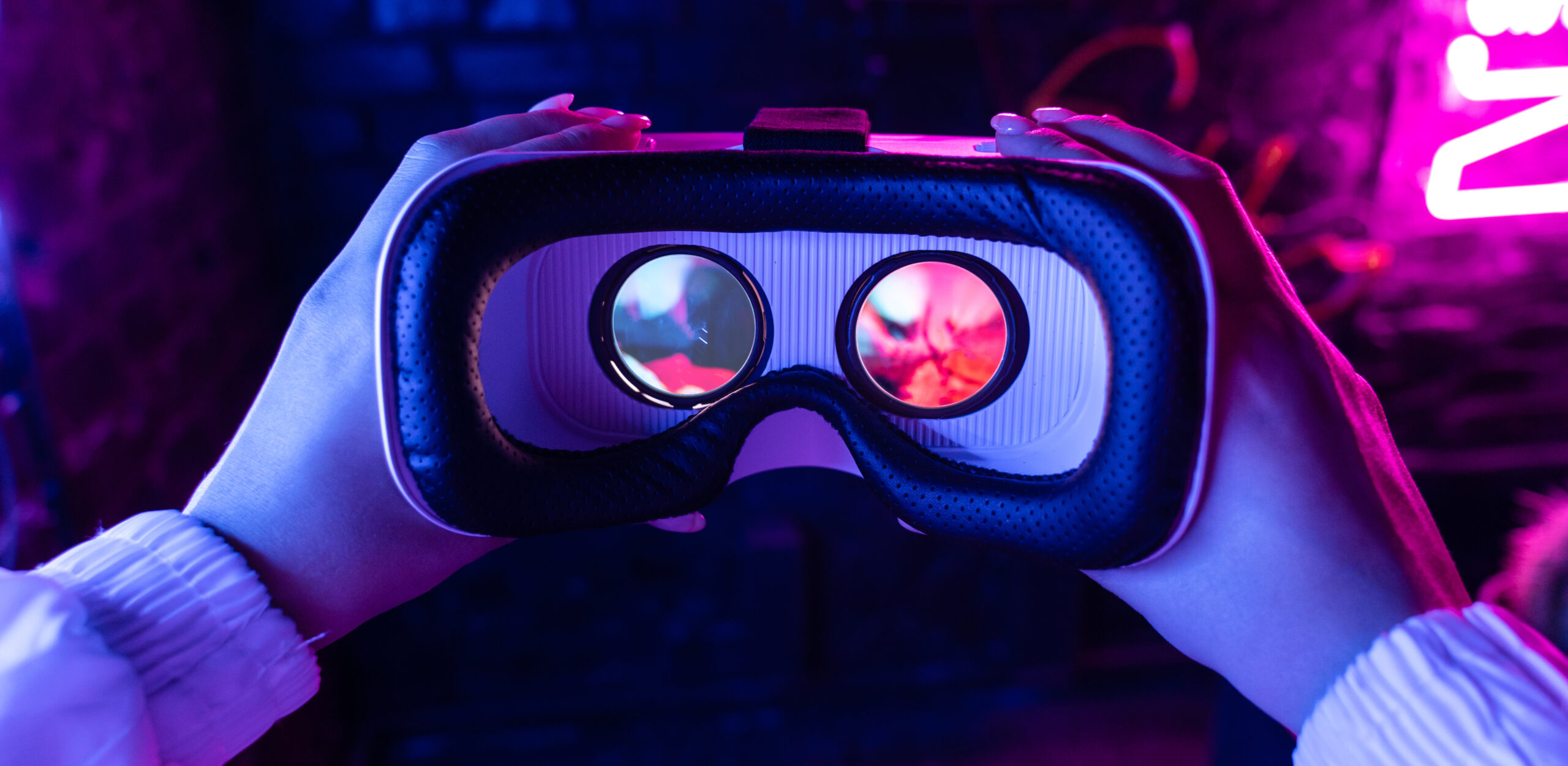 VRゴーグルの使い方は？初心者向けの選び方と楽しみ方を徹底解説！ - ヤマダ家電情報サイト