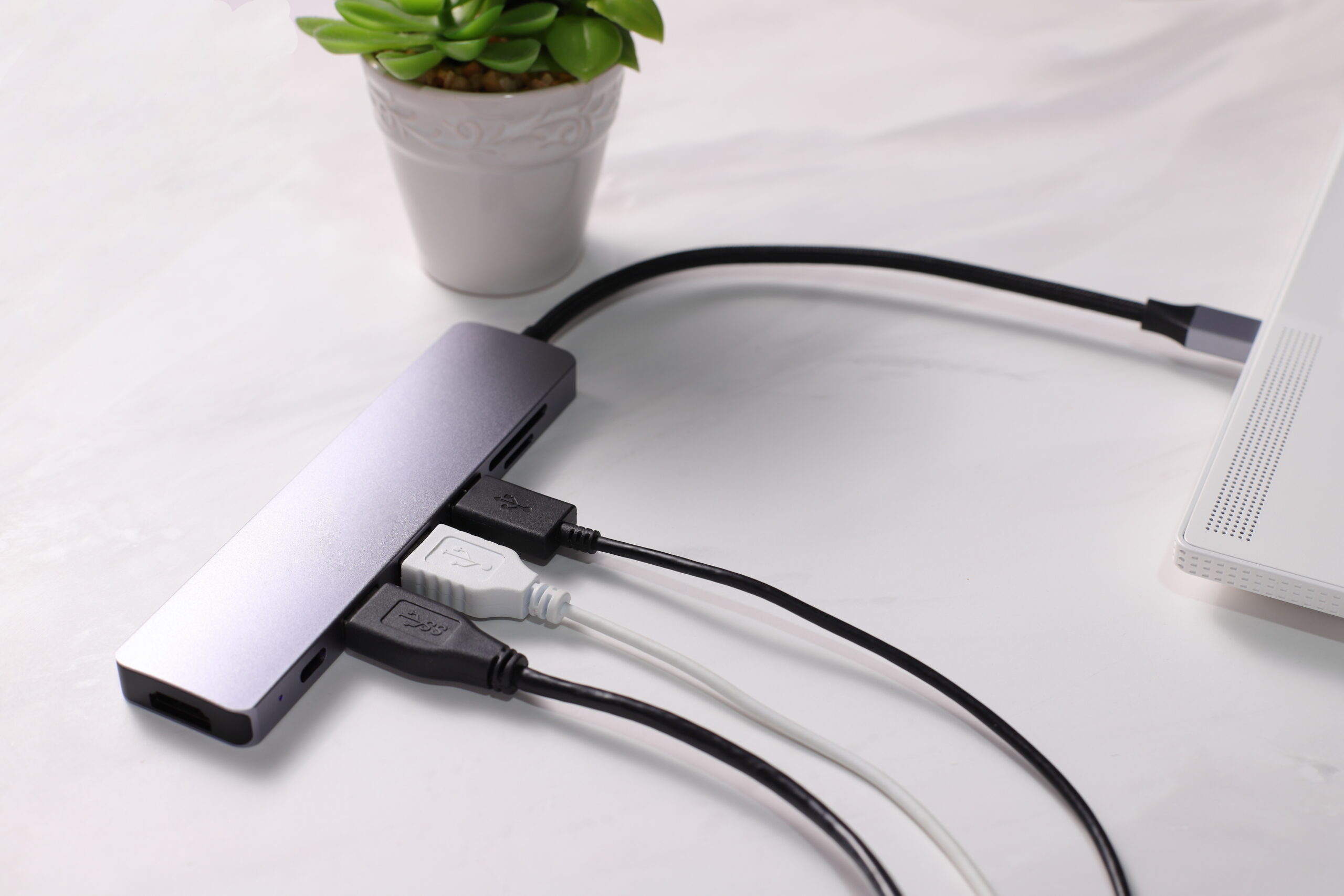 ドッキングステーションとハブの違いは？用途に合う選び方も紹介します！