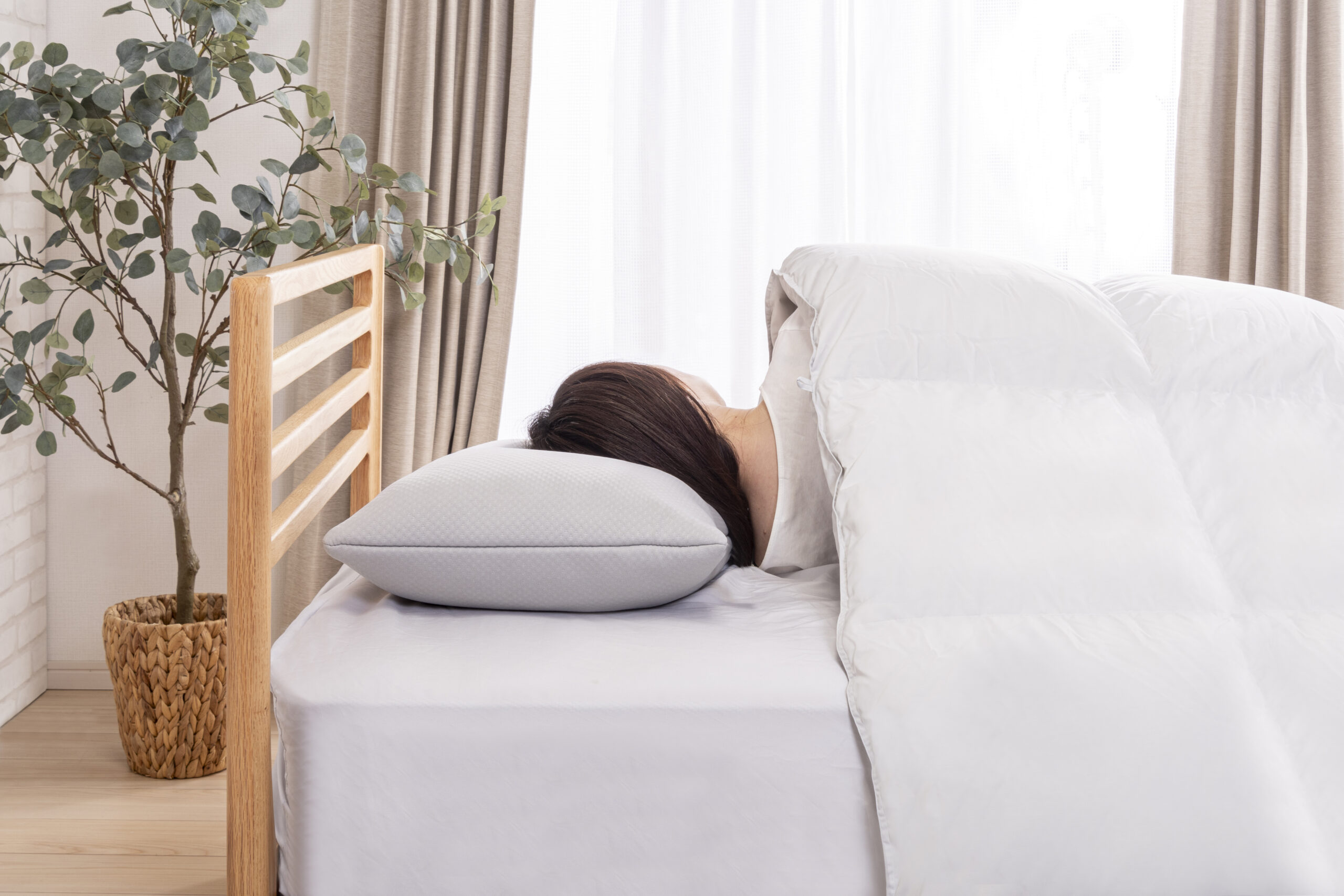 横向き寝用枕のおすすめ6選！横向きで眠る人の首と肩を正しく支える 