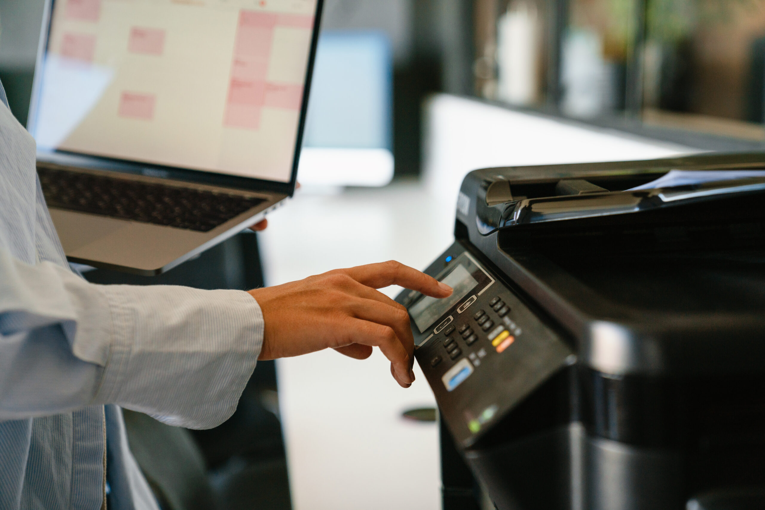 パソコンとプリンターを接続するには？有線と無線の設定方法を解説