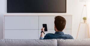 スマホの画面をテレビに映す方法！iPhoneとAndroidで異なる設定手順を 