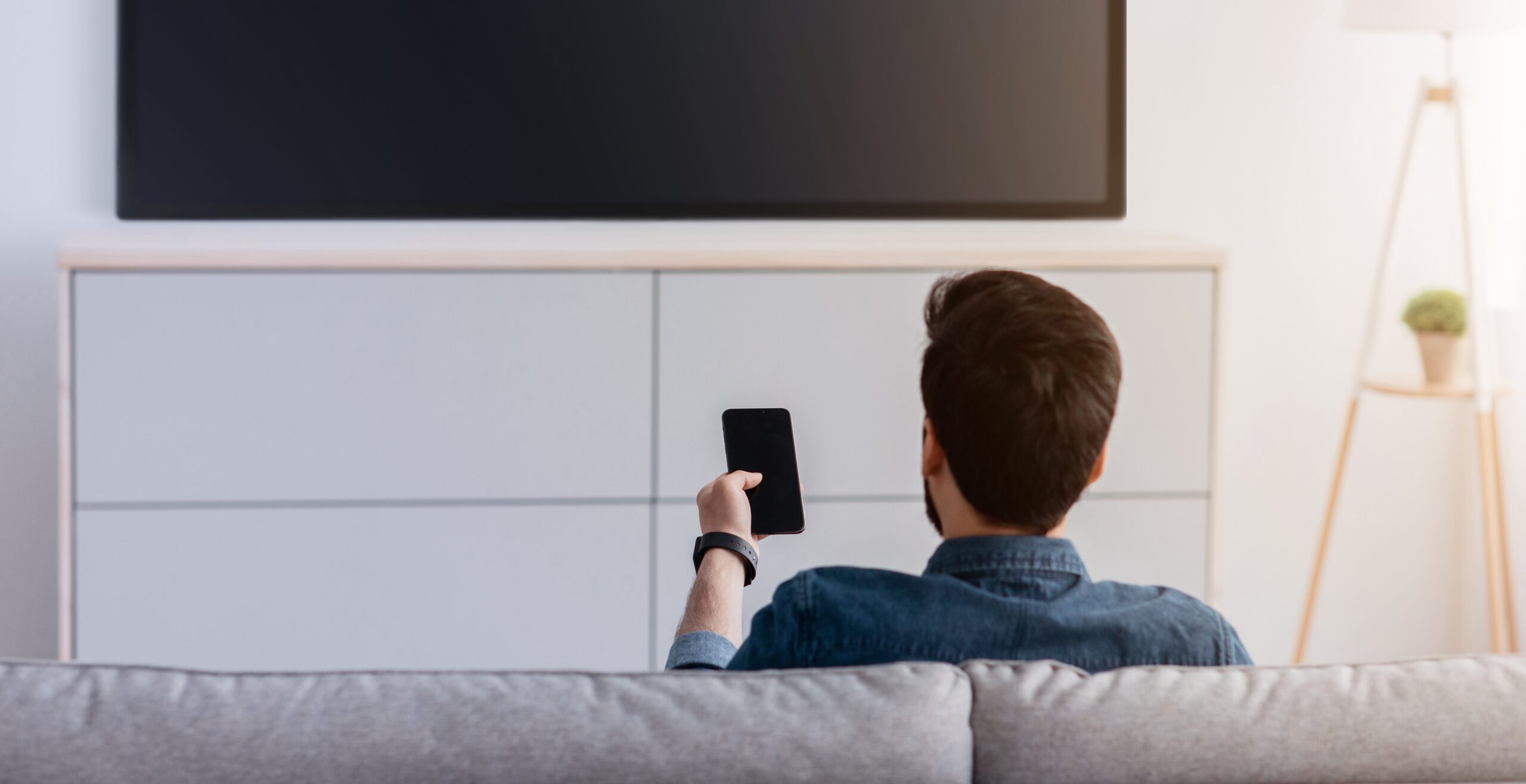 スマホの画面をテレビに映す方法！iPhoneとAndroidで異なる設定手順をわかりやすく解説